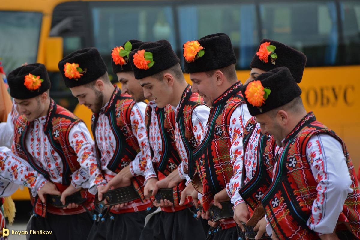  Фолклорен танцов състав в Мездра 